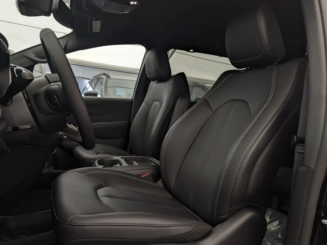New 2027 Black Chrysler Select - - FWD - Stow n Go Seating - Adaptive Cruise - Blind-Spot - Apple CarPlay & More! image 14