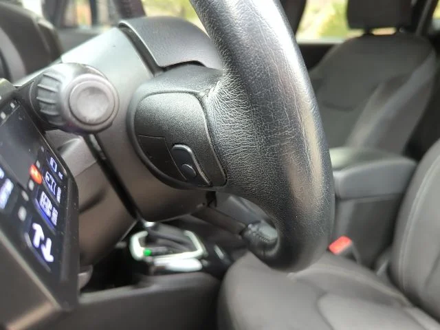 Used 2022 Teal Jeep Altitude image 15