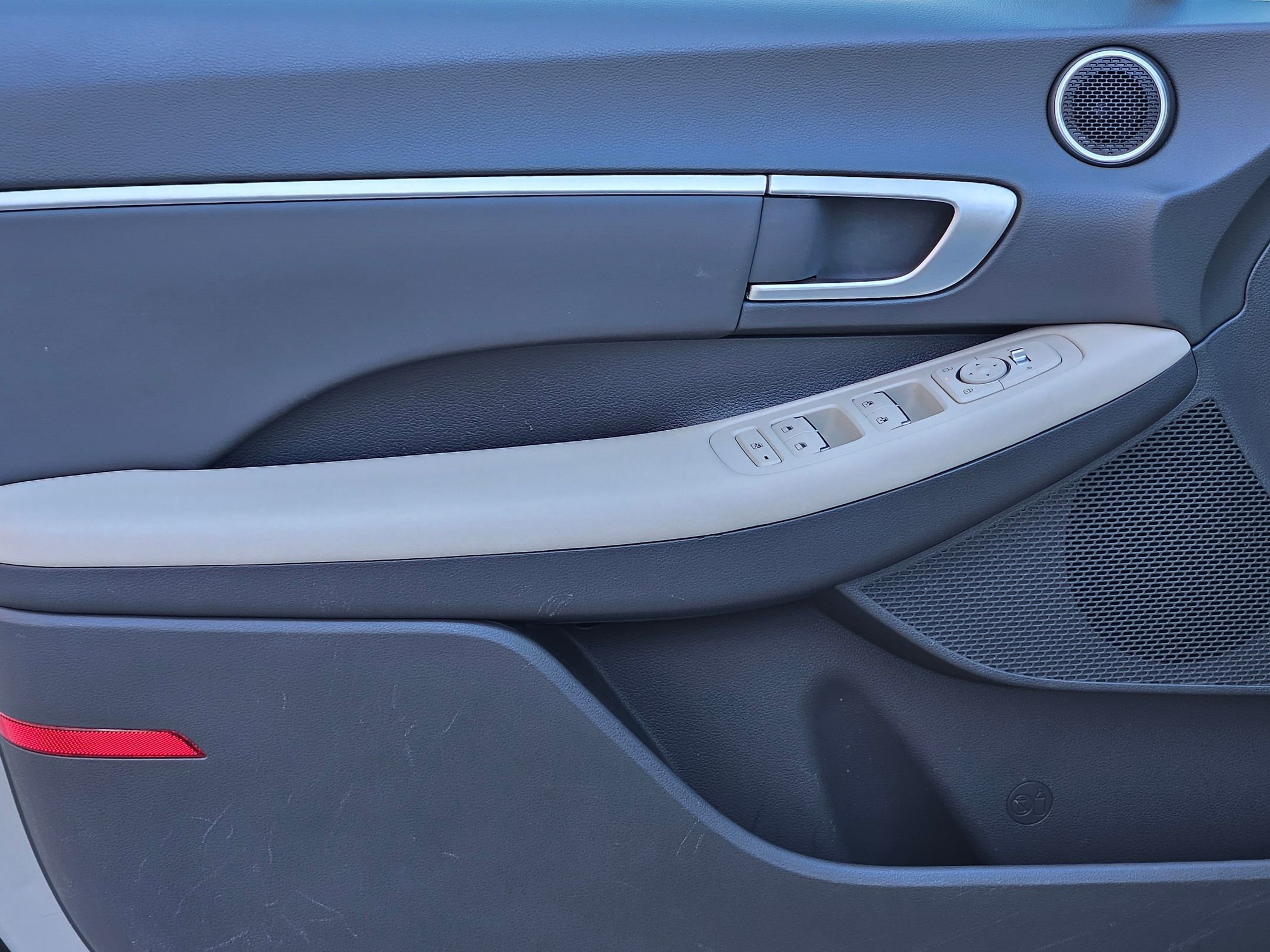 Used 2025 Aero Silver Hyundai SEL image 17