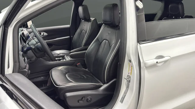 Used 2025 Bright White Clearcoat Chrysler Limited image 9