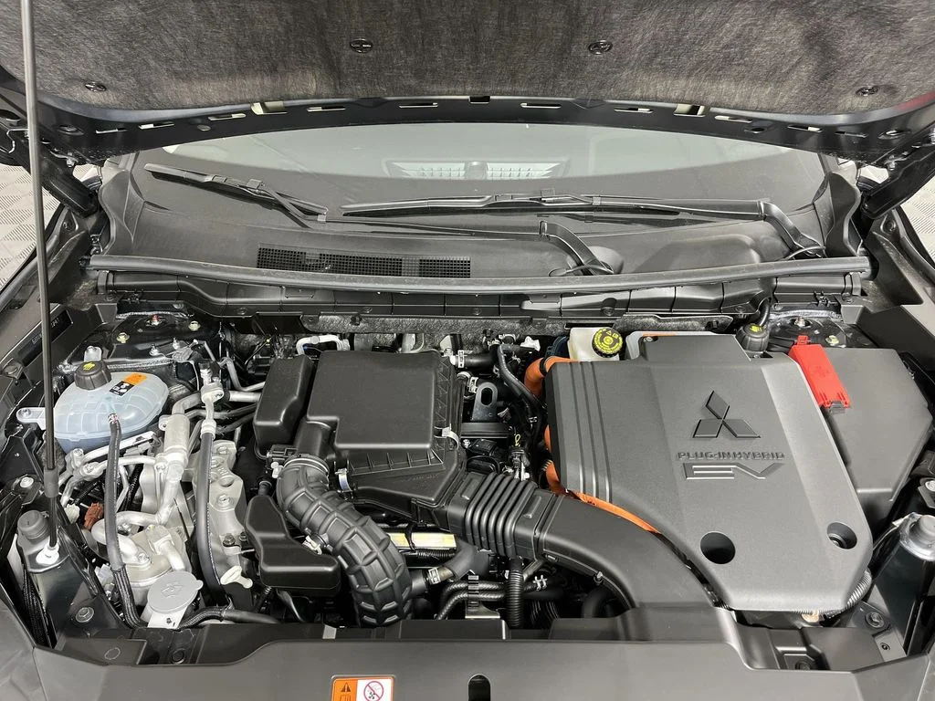2025 Mitsubishi Outlander Plug-in Hybrid SE - Photo 27