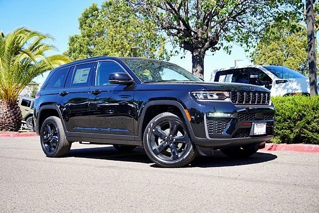 New 2026 Diamond Black Crystal Pearl-Coat Exterior Paint Jeep Limited image 2