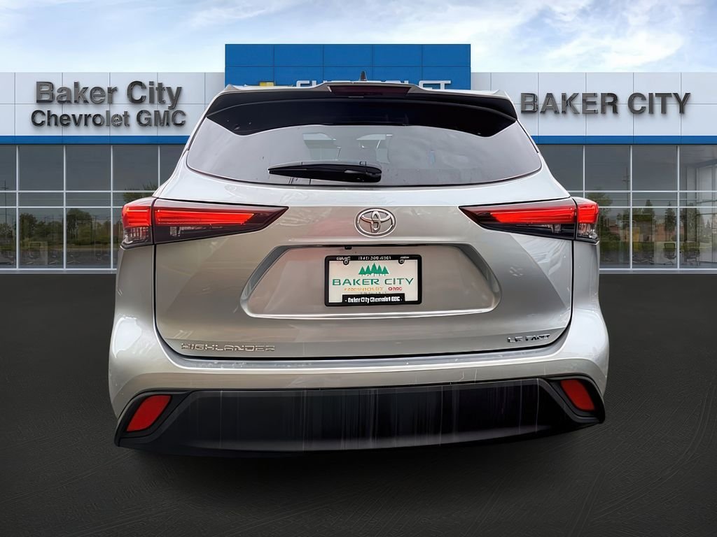 2024 Toyota Highlander LE photo 3