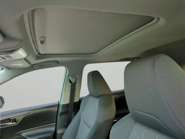 Used 2022 White Toyota XLE image 20
