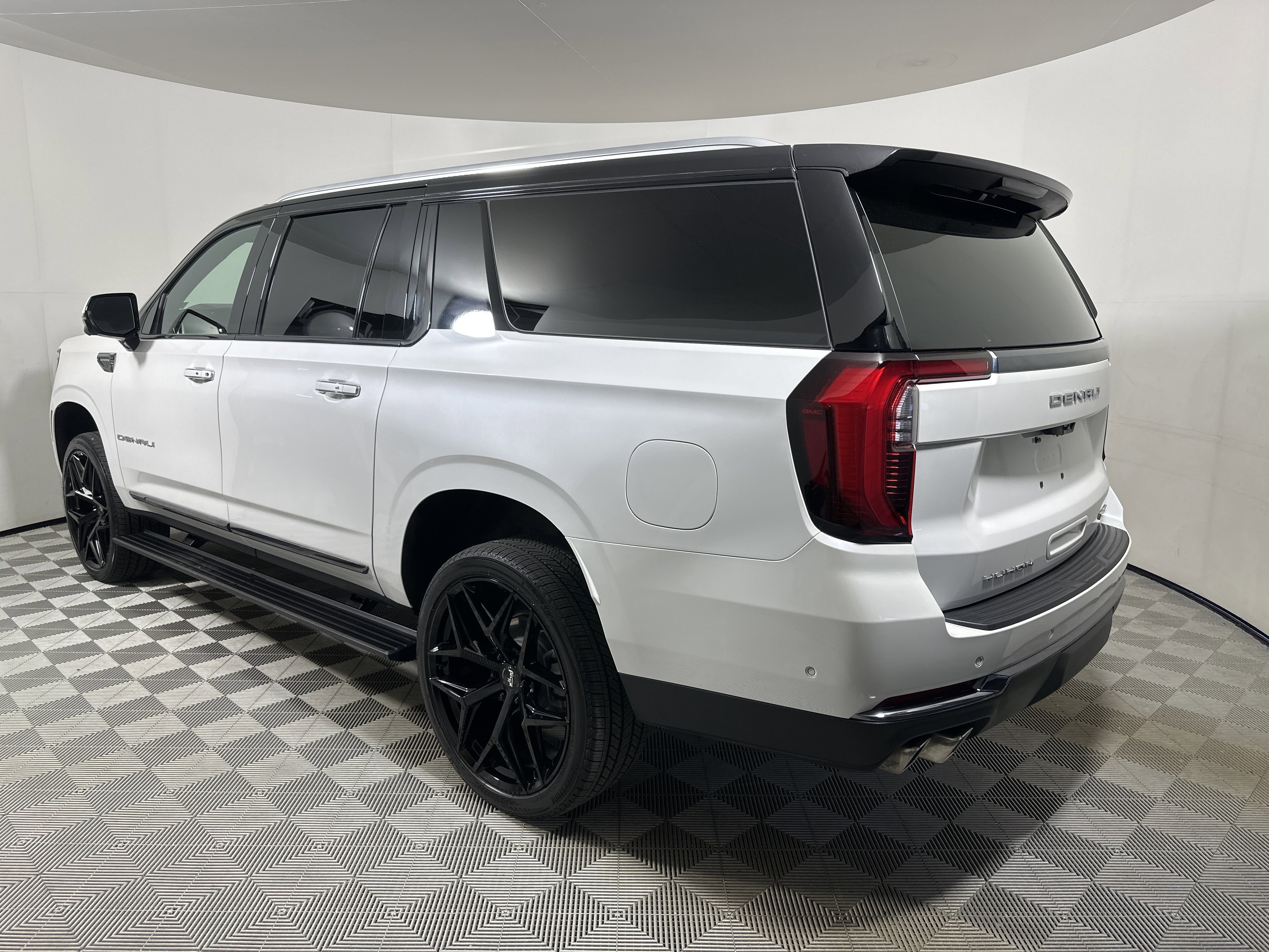 Used 2025 White Frost Tricoat GMC Denali Ultimate image 5