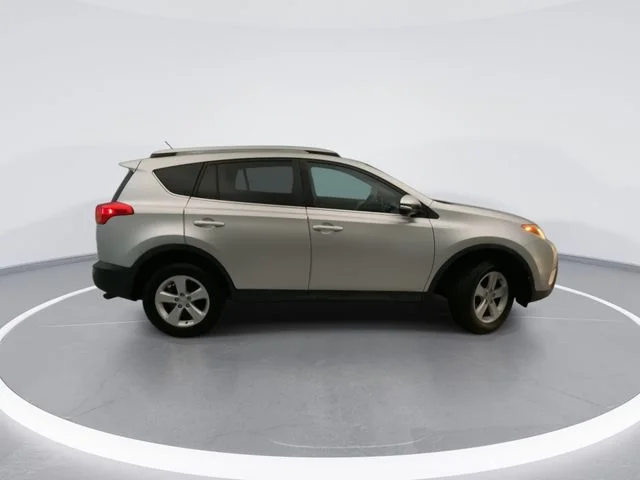 Used 2014 Silver Toyota XLE image 5