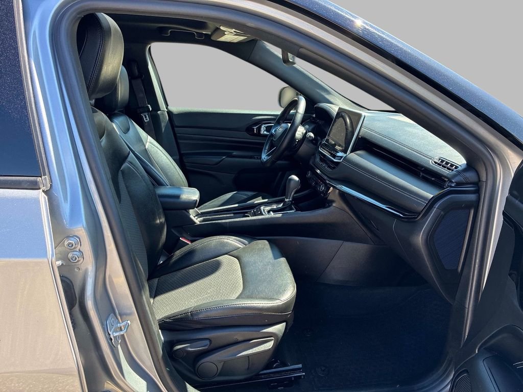 Used 2022 Silver Jeep Latitude image 9