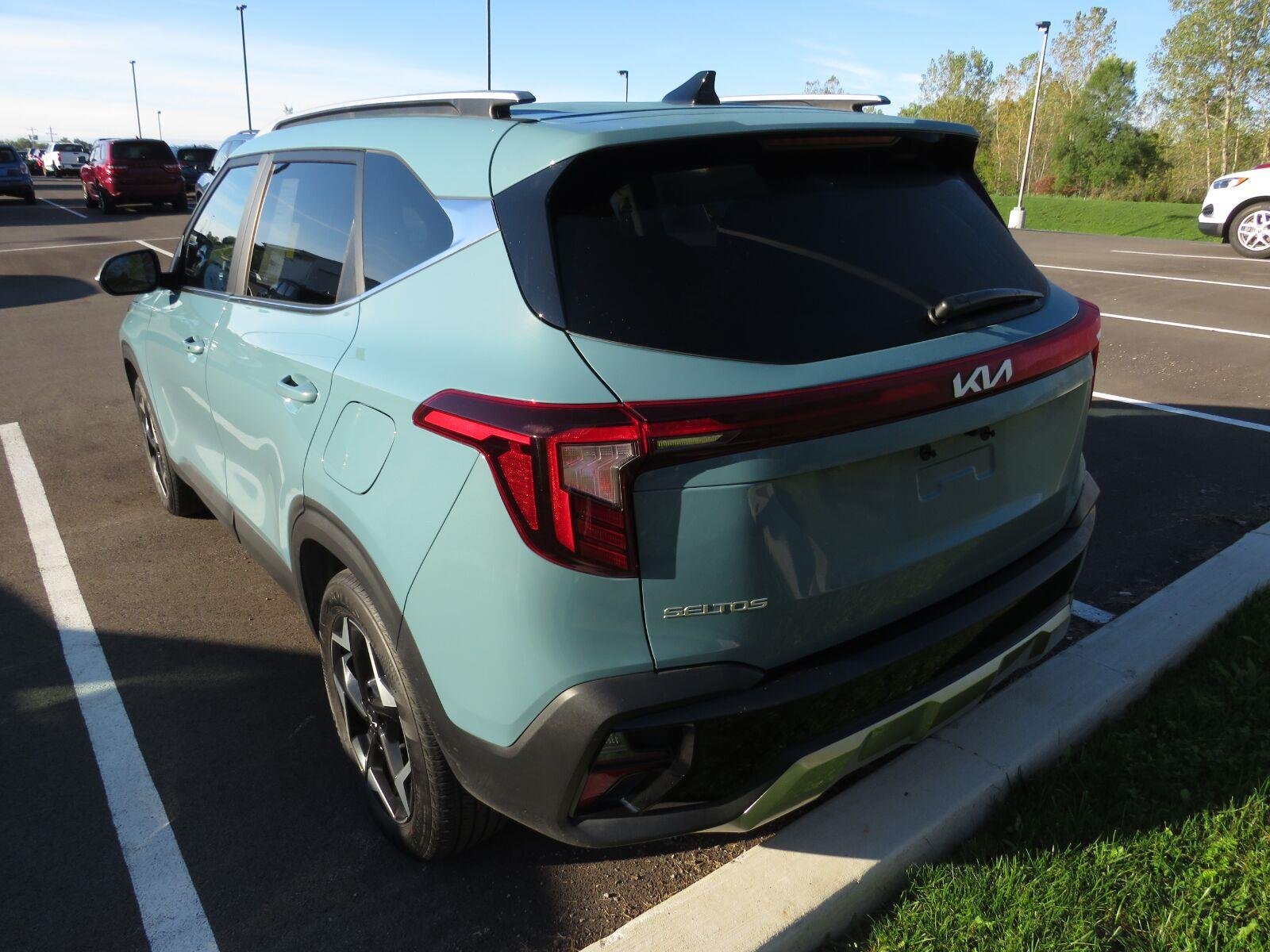 Used 2024 PLUTON BLUE KIA  image 11