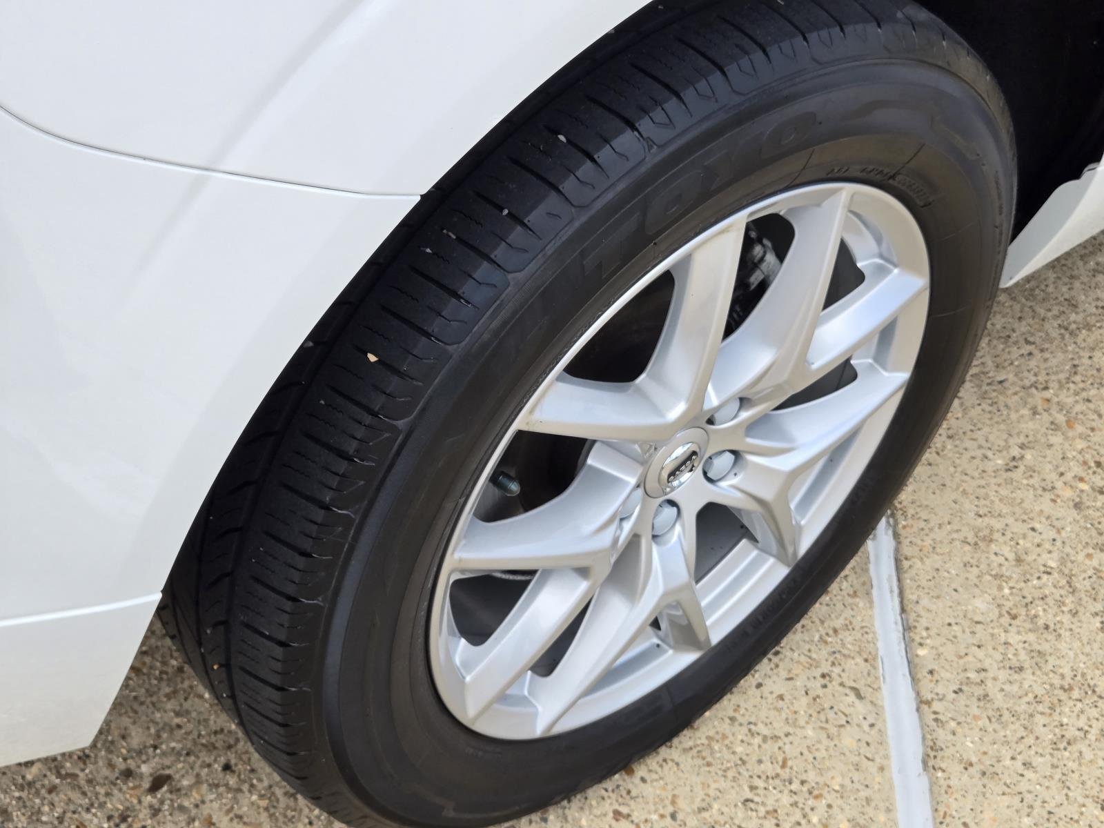 Used 2020 Ice White Volvo Momentum image 11