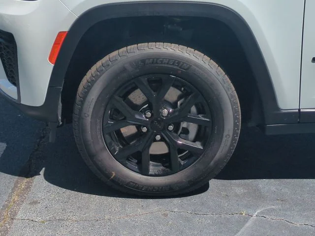 New 2026 Bright White Clear-Coat Exterior Paint Jeep Laredo image 10