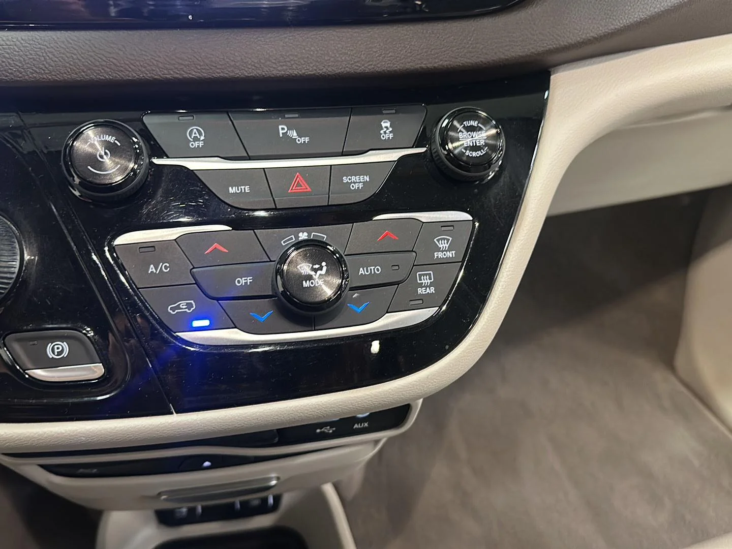 Used 2018 Molten Silver Chrysler Touring L Plus image 24
