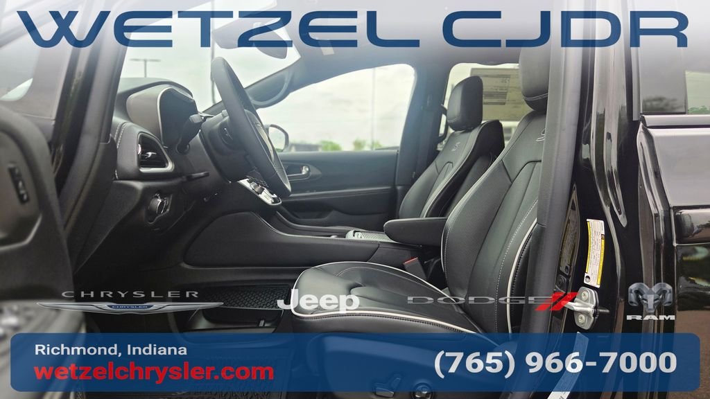 New 2027 Diamond Black Crystal Pearl-Coat Exterior Paint Chrysler Limited image 13