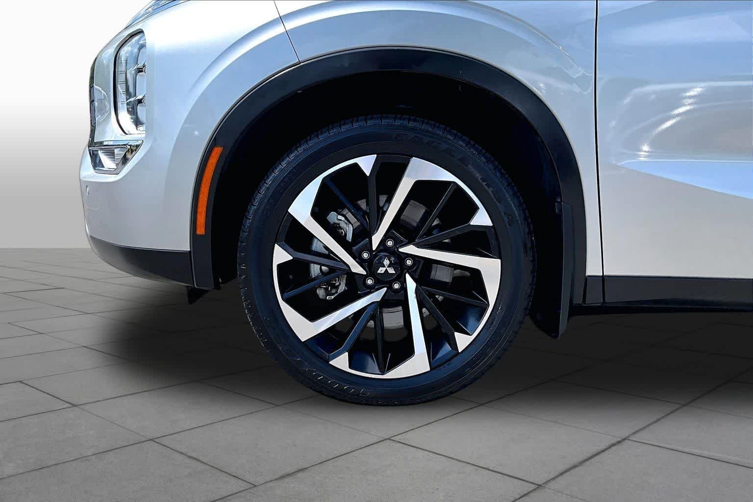 Used 2022 Alloy Silver Metallic Mitsubishi SE image 11