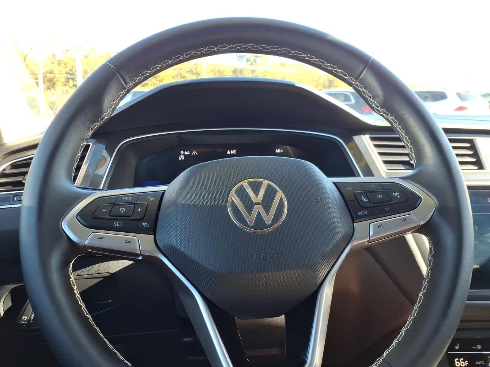 Certified Used 2024 Pyrite Silver Metallic Volkswagen SE image 23