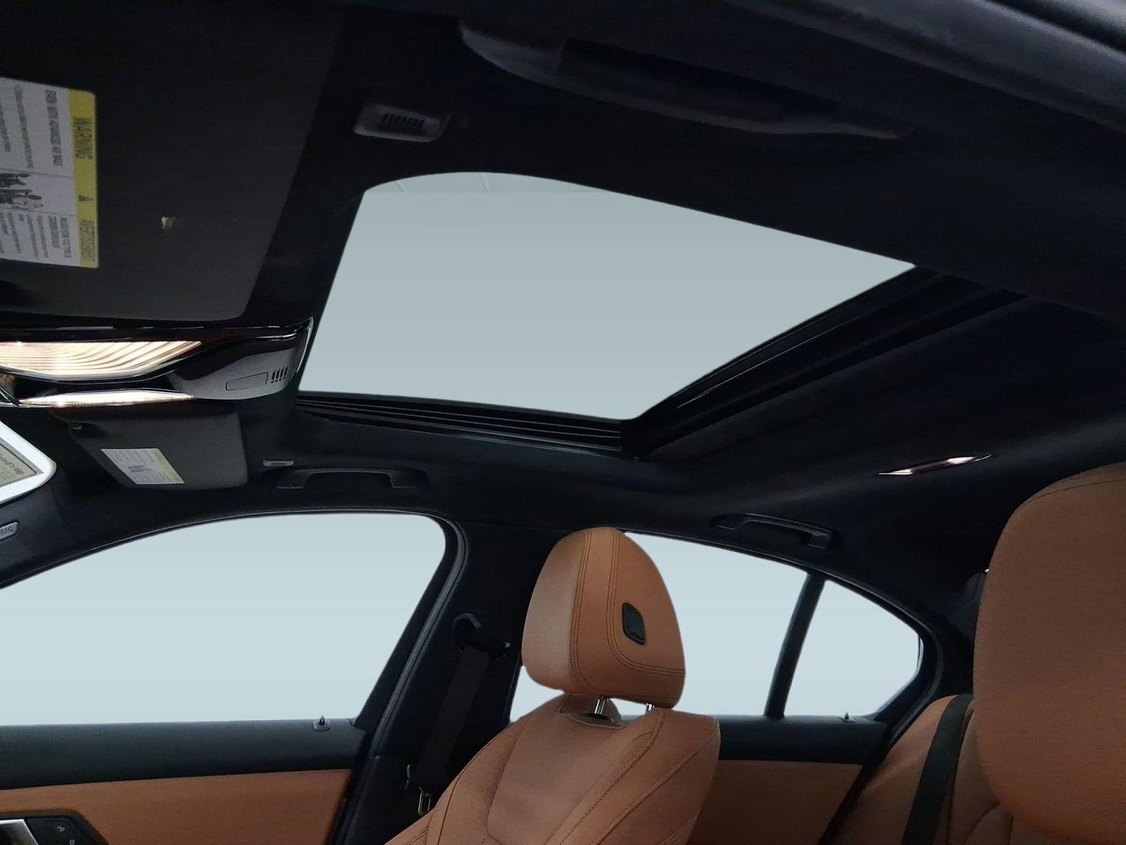 2025 BMW 3 Series 330i - Photo 14