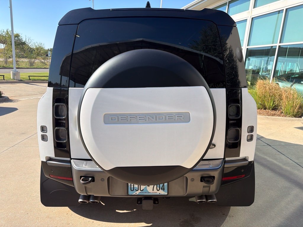 Used 2023 White Land Rover V8 image 4