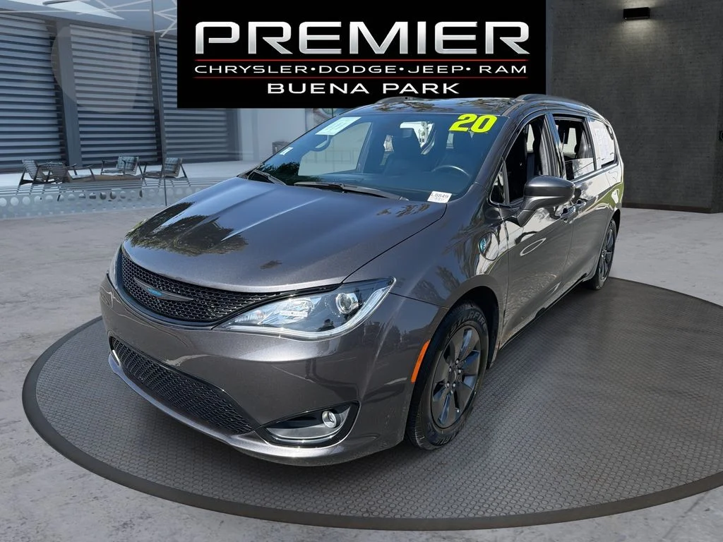 2020 Chrysler Pacifica Hybrid Touring L's photo