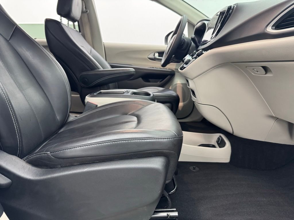 Used 2023 Bright White Clearcoat Chrysler Touring L image 34