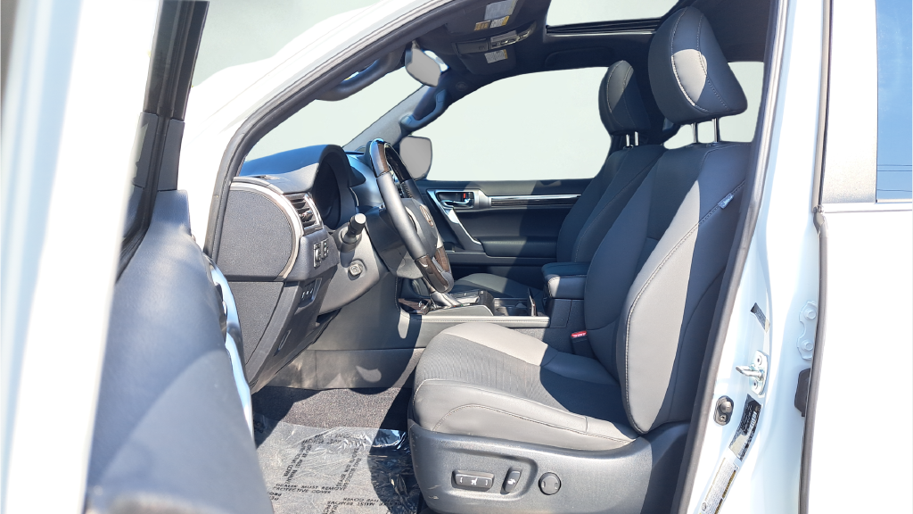 Used 2023 White Lexus 460 image 22