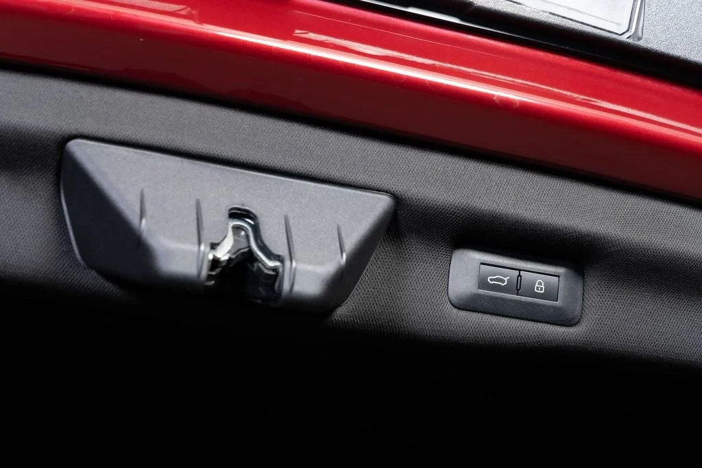 Used 2025 Rosso California Ferrari Base image 18