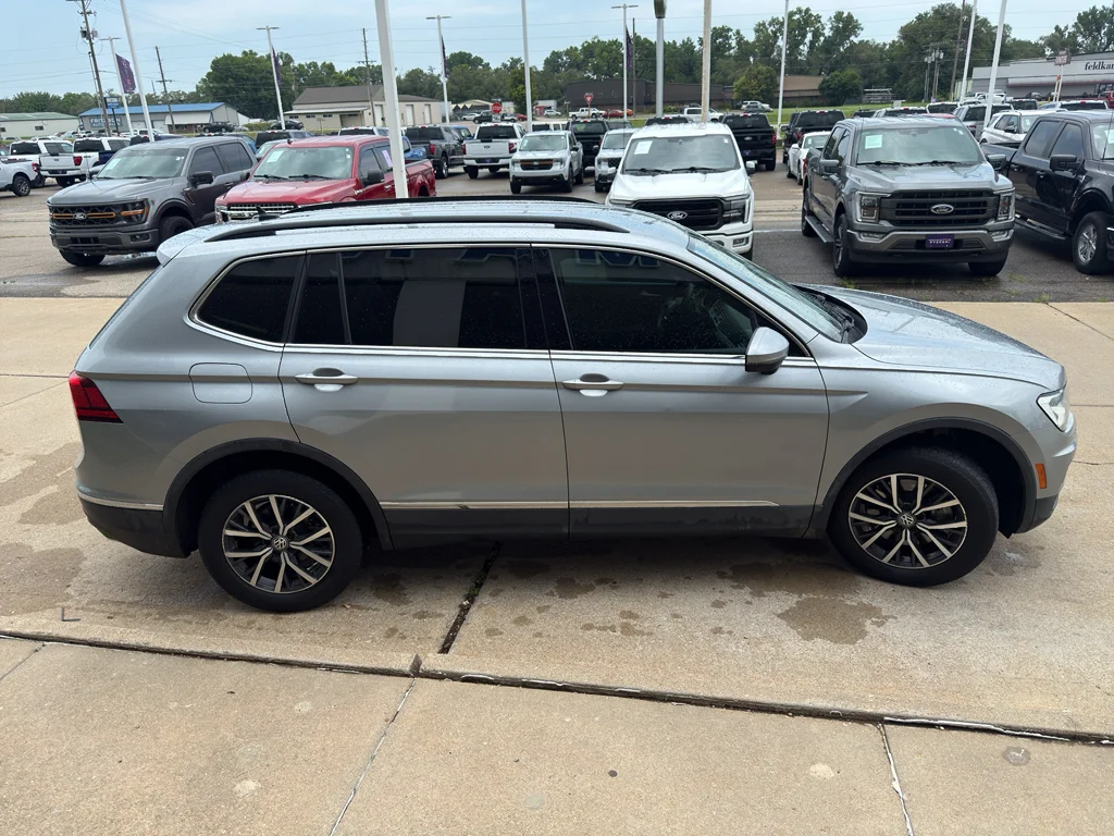 Used 2020 Pyrite Silver Metallic Volkswagen SE image 8