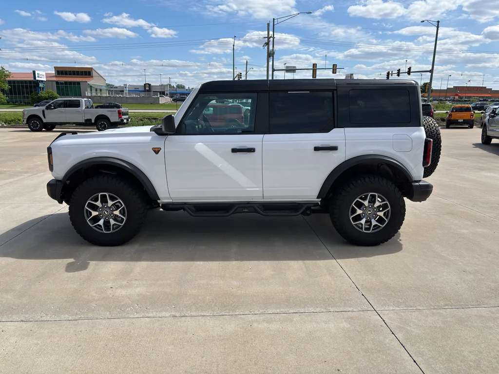 Used 2025 Oxford White Ford Badlands image 3