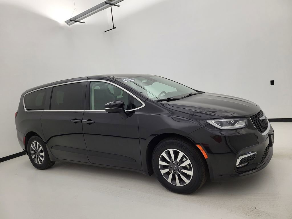 2024 Chrysler Pacifica Hybrid Select PHEV's photo