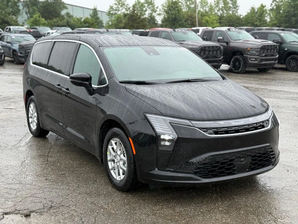 New 2027 Diamond Black Crystal Pearl-Coat Exterior Paint Chrysler Select image 4