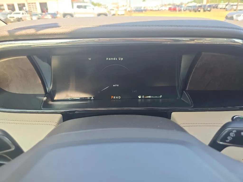 Used 2019 White Platinum Metallic Tri-Coat Lincoln Reserve image 6