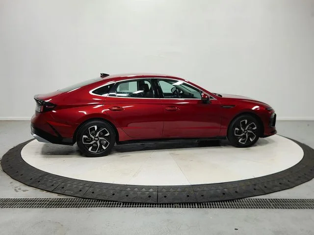 Used 2025 Red Hyundai SEL image 9