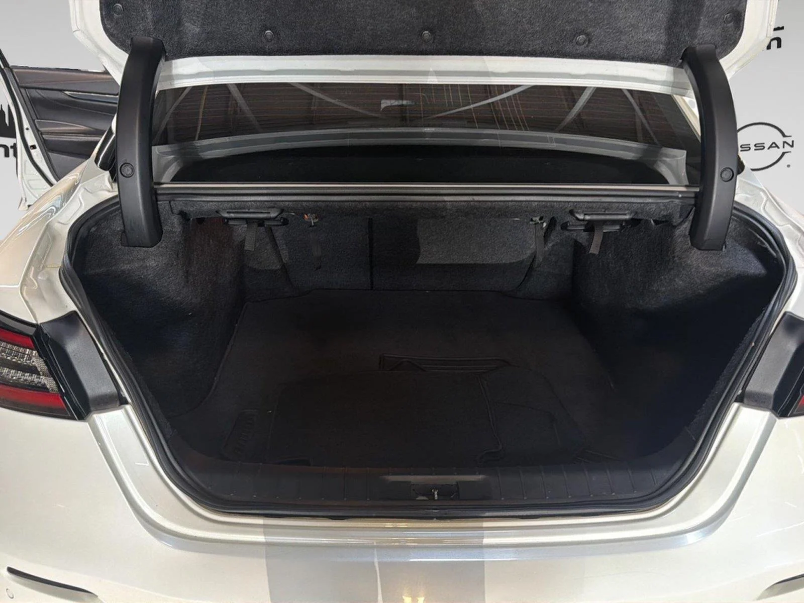 2022 Nissan Maxima SR - Photo 24
