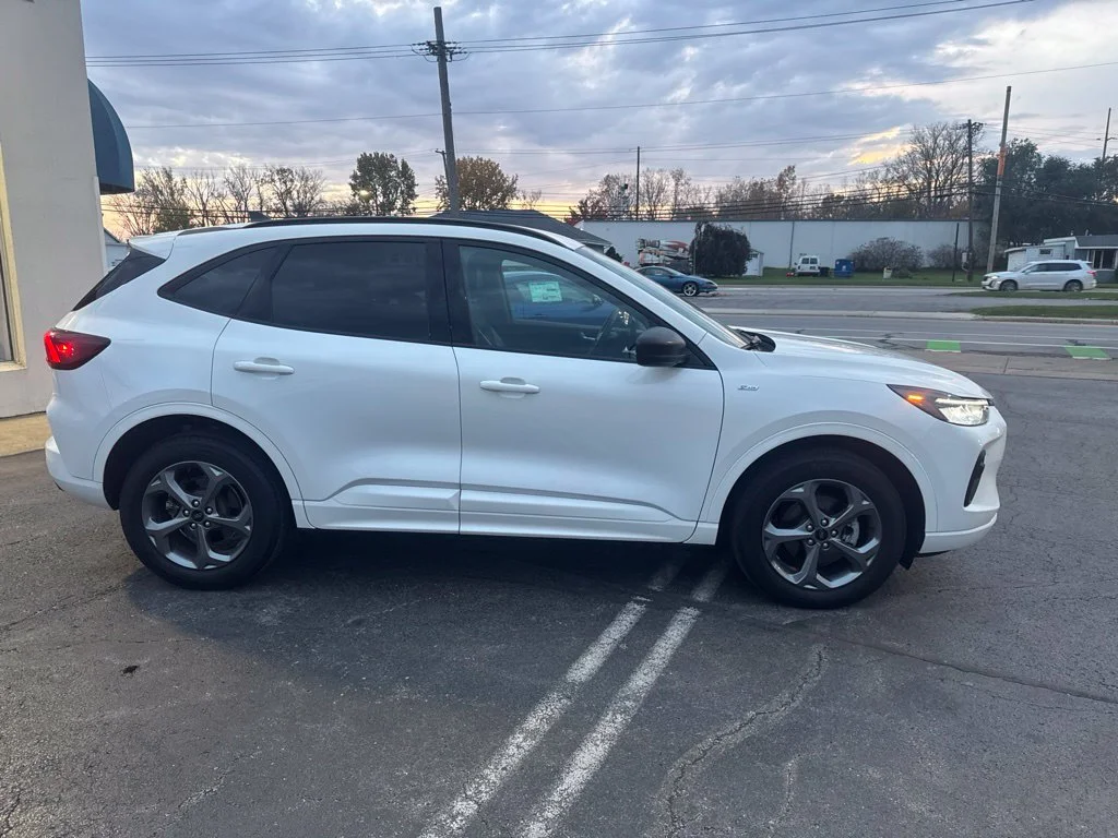 Used 2024 White Metallic Ford ST-Line image 9