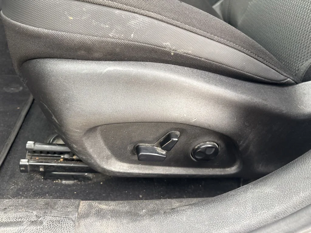 Used 2018 Blue Jeep Latitude image 13