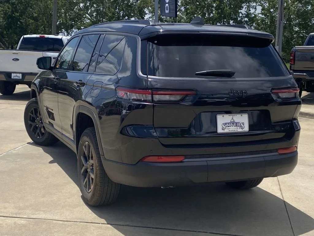 New 2026 Diamond Black Crystal Pearl-Coat Exterior Paint Jeep Laredo Altitude image 4