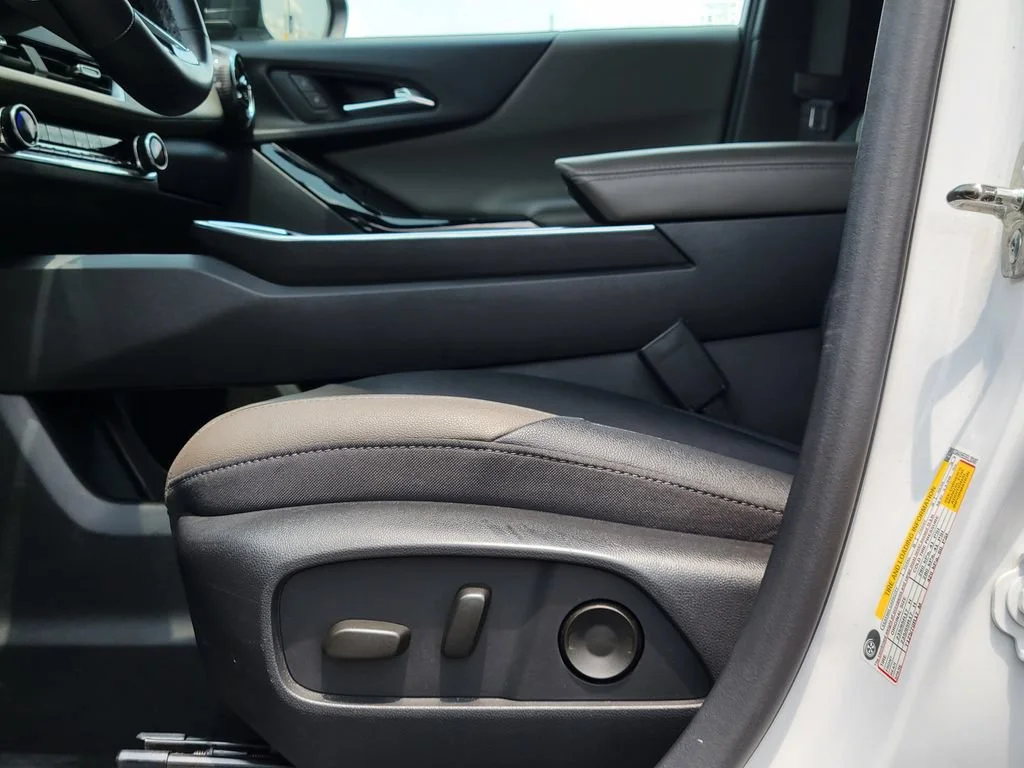 Used 2025 Summit White Chevrolet LT image 23