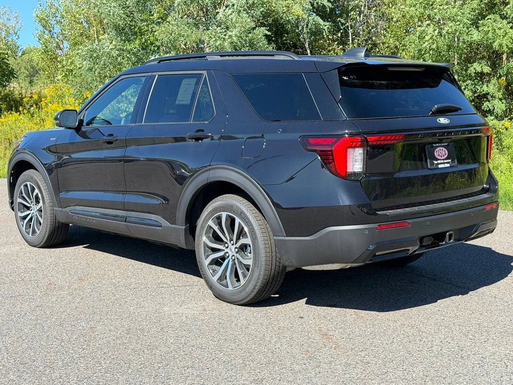 New 2027 Agate Black Metallic Ford ST-Line image 31