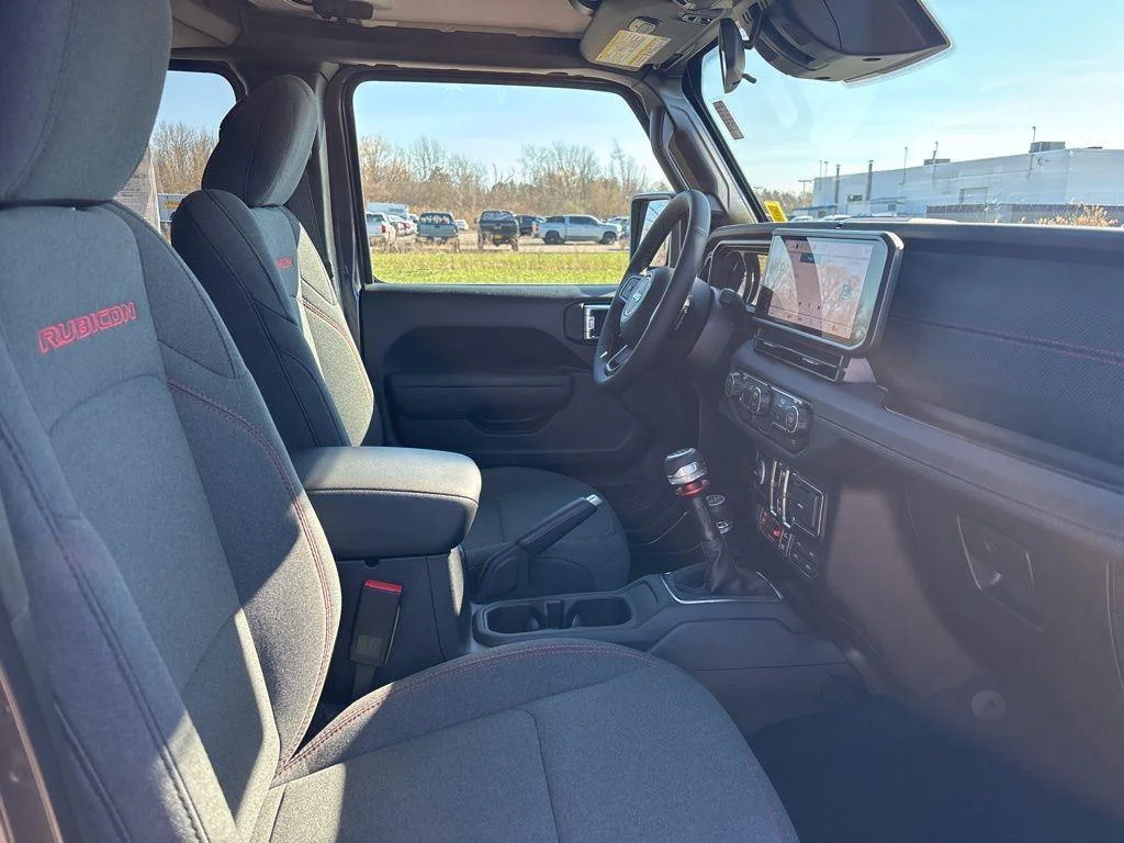 Used 2025  Jeep Rubicon image 36