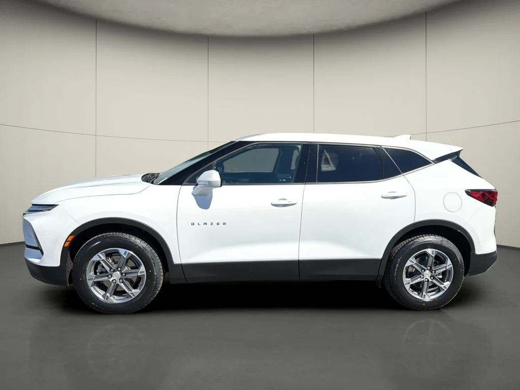 Used 2025 White Chevrolet LT image 4