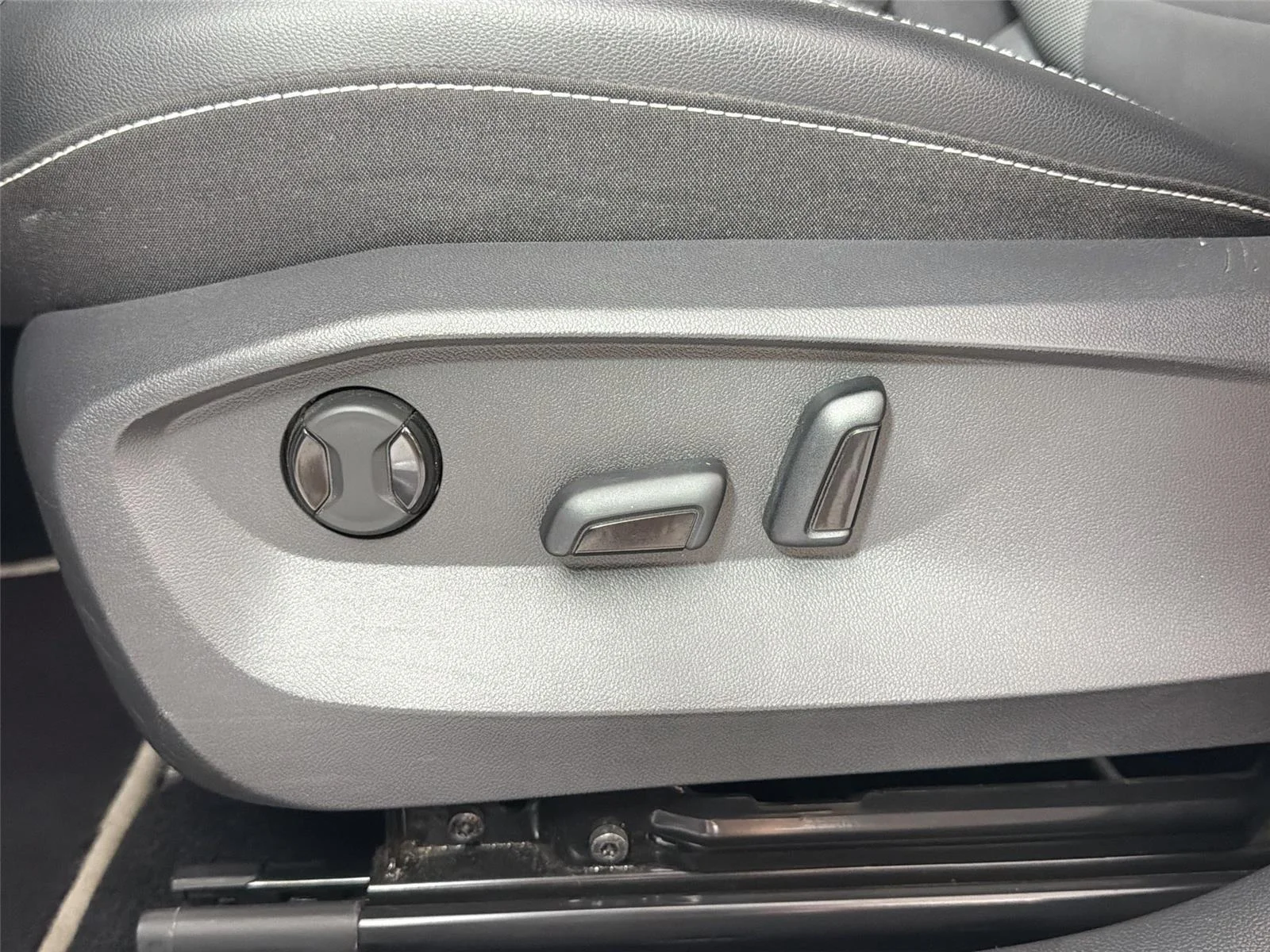 Used 2023 Pyrite Silver Metallic Volkswagen SE image 17