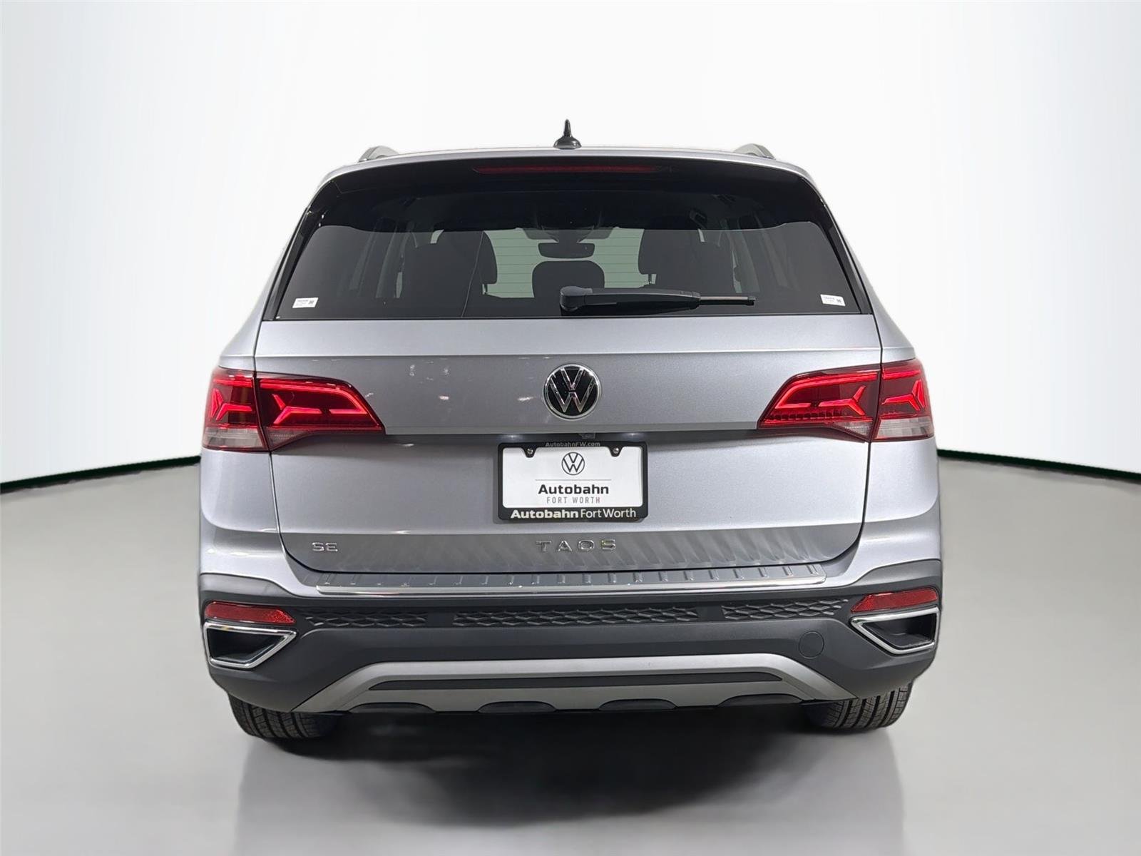 Used 2023 Pyrite Silver Metallic Volkswagen SE image 7