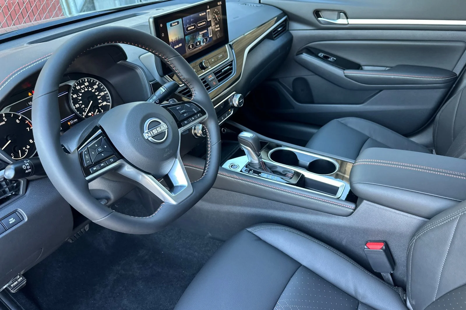 2025 Nissan Altima SR - Photo 10