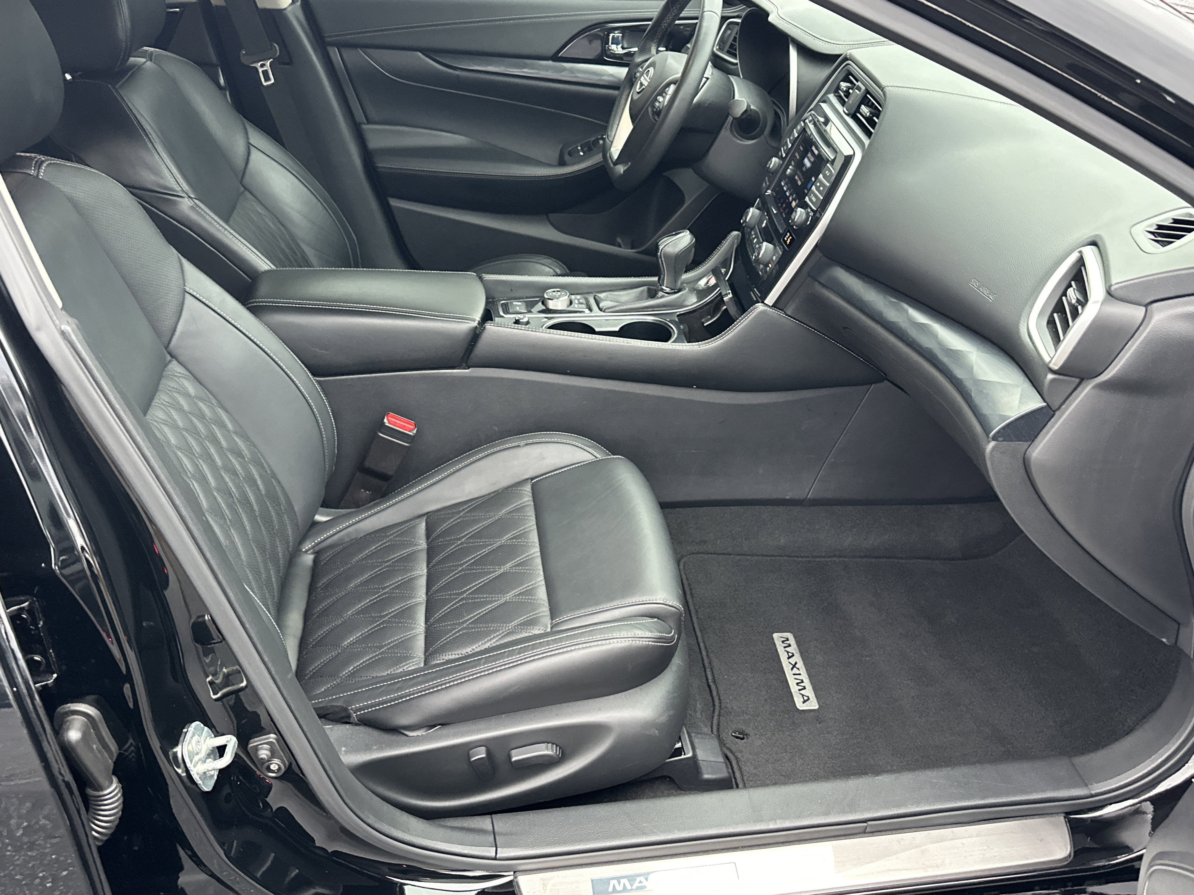 Used 2023 Super Black Nissan Platinum image 14