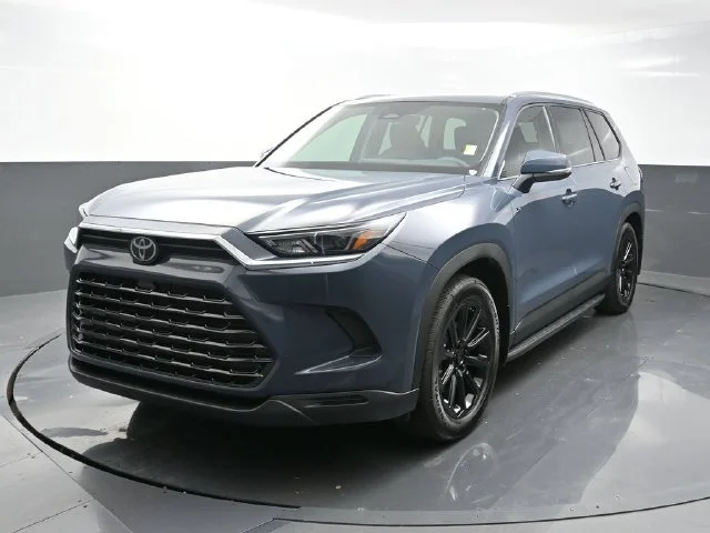 Used 2025 White Toyota XLE image 3