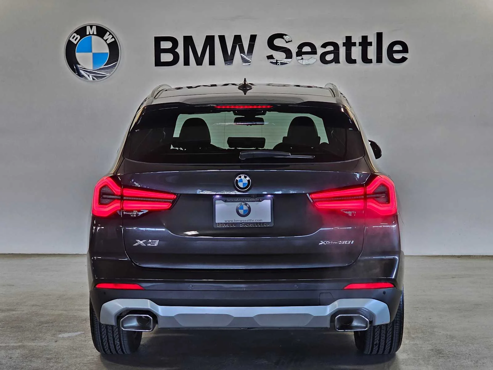 Used 2022 Dark Graphite Metallic BMW xDrive30i image 5