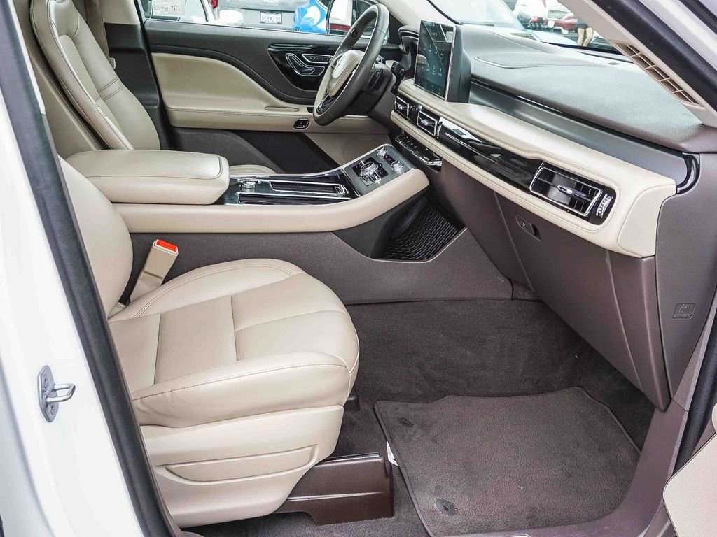 Used 2022 White Lincoln Standard image 12
