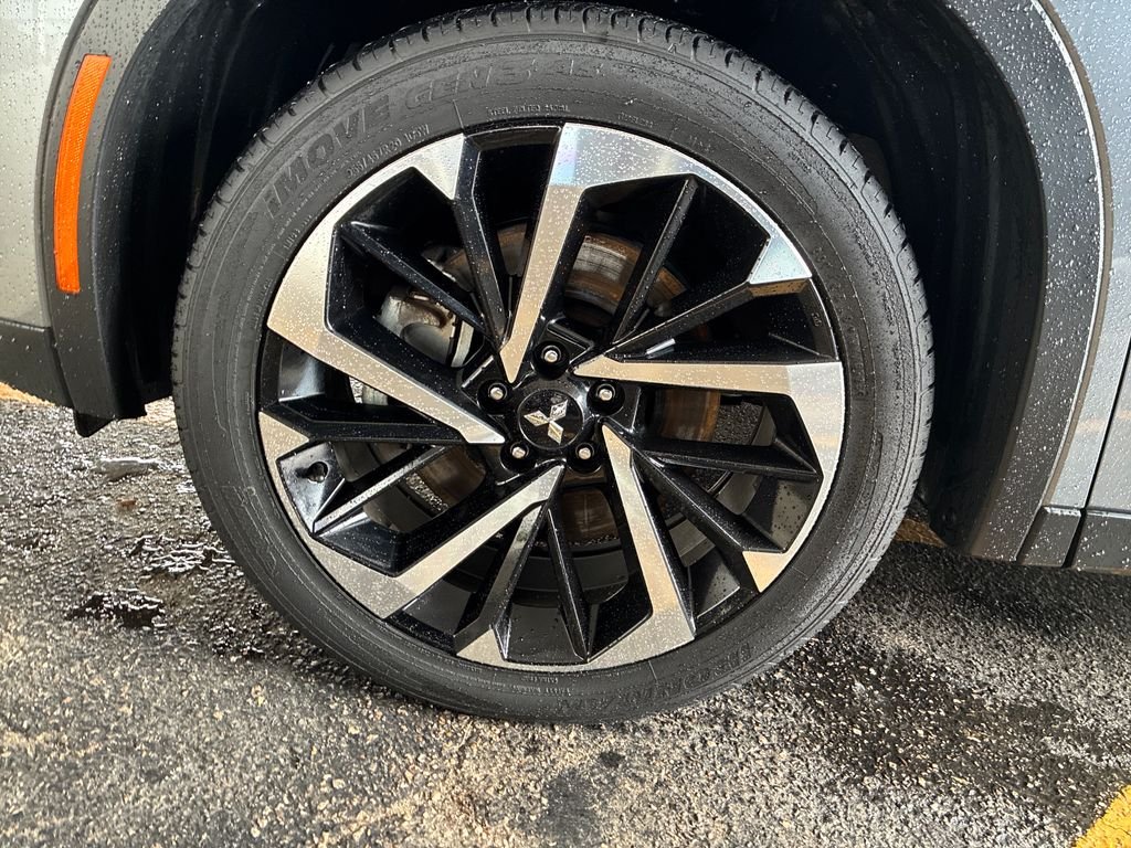 Used 2024 Silver Mitsubishi SE image 23