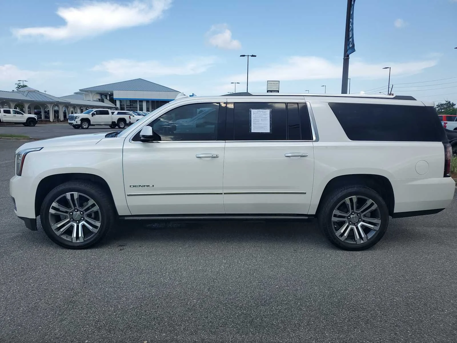 Used 2017 WHITE FROST TRICOAT GMC Denali image 2