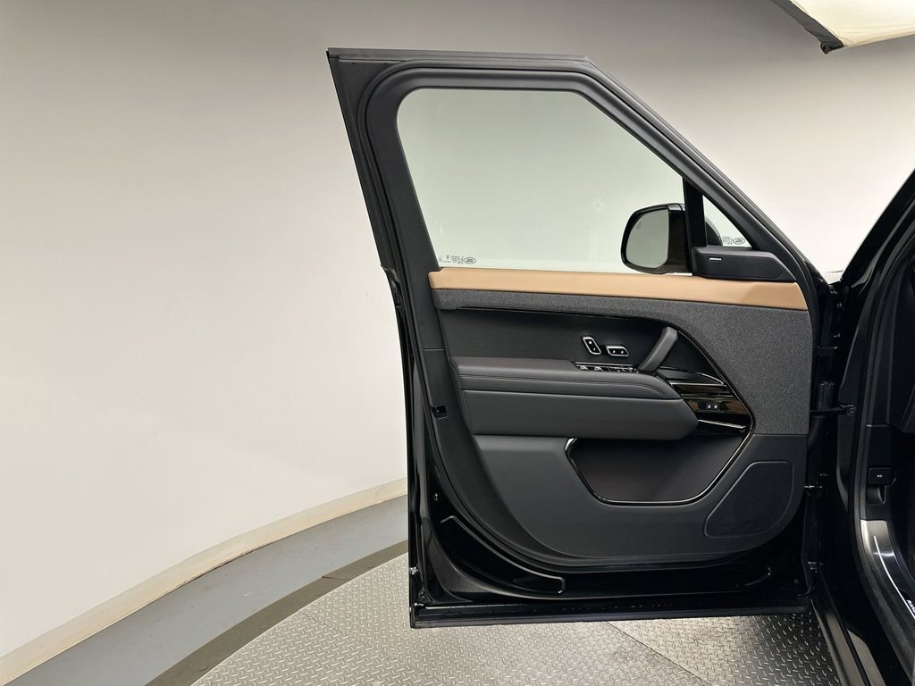 New 2027 Santorini Black Land Rover Dynamic SE image 9