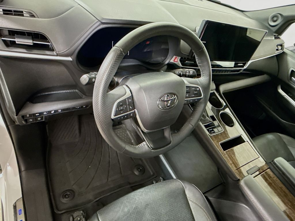 Used 2025 Wind Chill Pearl Toyota Platinum image 9