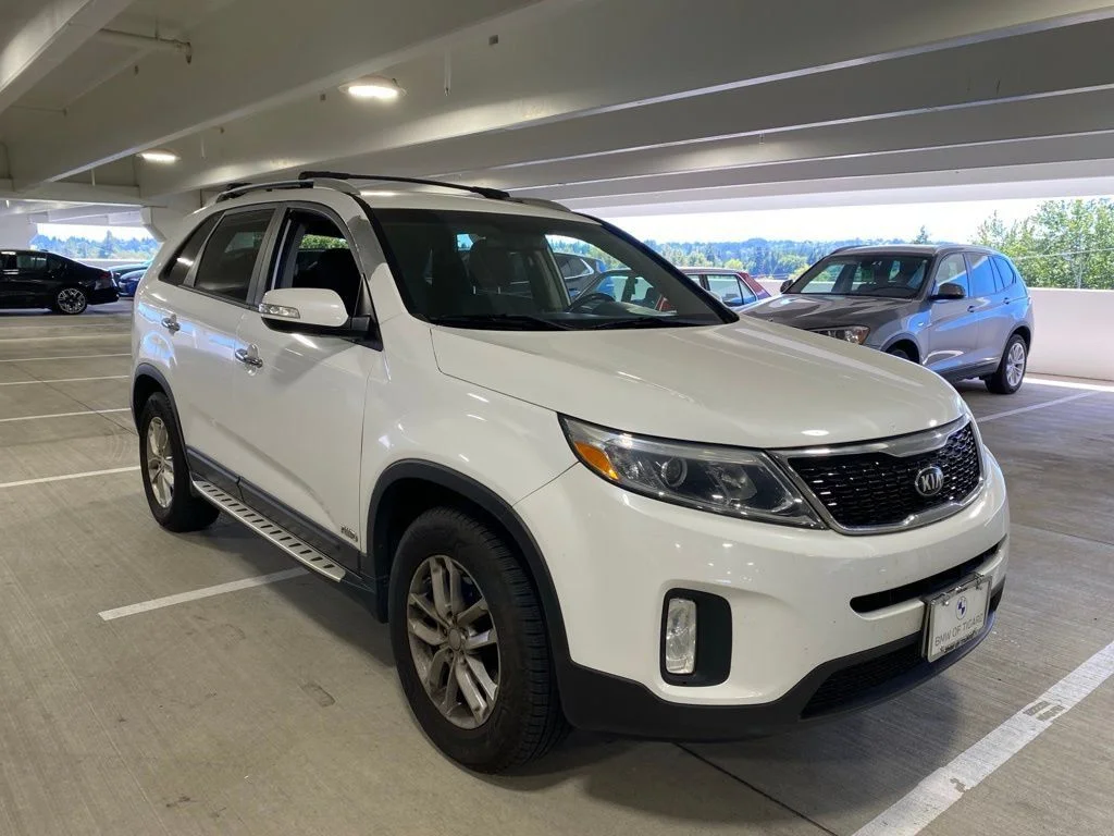 Used 2015 Snow White Pearl Kia LX image 6